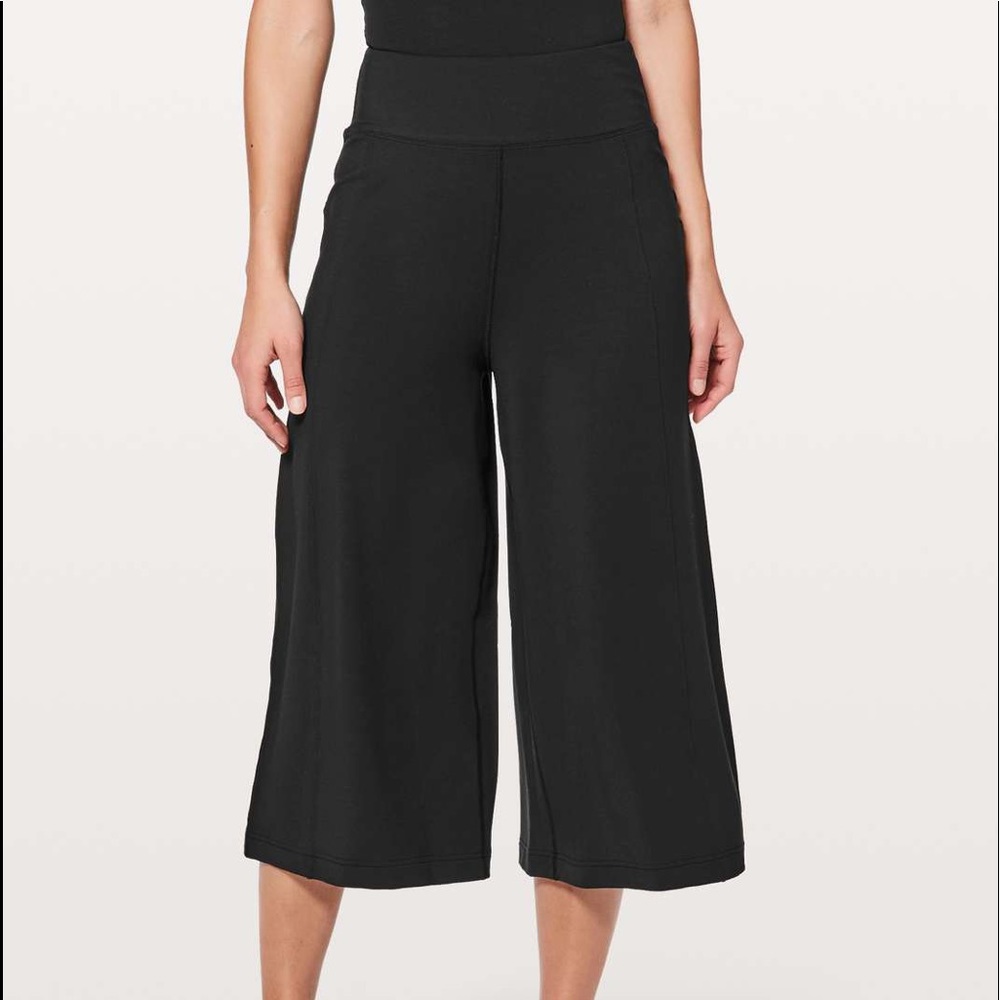 Lululemon Blissed out culottes black 6 like new.
